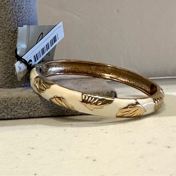 NWT Sequin by Nordstrom Clamper Bangle Bracelet white enamel, gold tone seashell - Picture 10 of 13